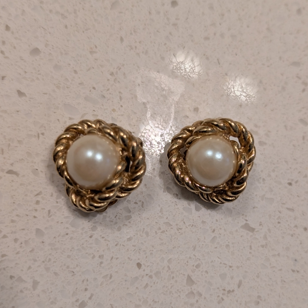 Vintage Elegant Gold and Pearl Earrings